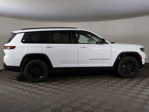 Used 2024 Jeep Grand Cherokee L Laredo AWD/4WD image 18