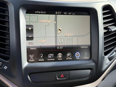 Used 2016 Jeep Cherokee Latitude w/ Cold Weather Group FWD image 20
