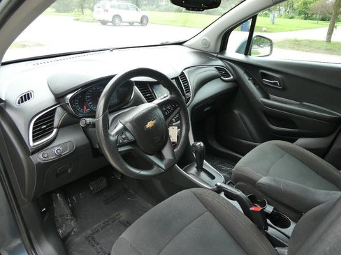 Used 2021 Chevrolet Trax LS w/ Tint and Cruise Package AWD/4WD image 10