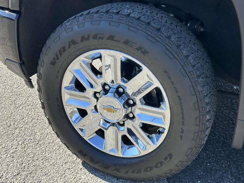 Used 2024 Chevrolet Silverado 2500 High Country w/ Z71 Off-Road Package image 9