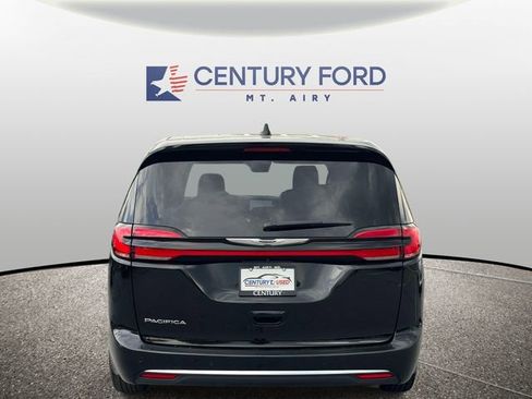 Used 2025 Chrysler Pacifica Select FWD image 3