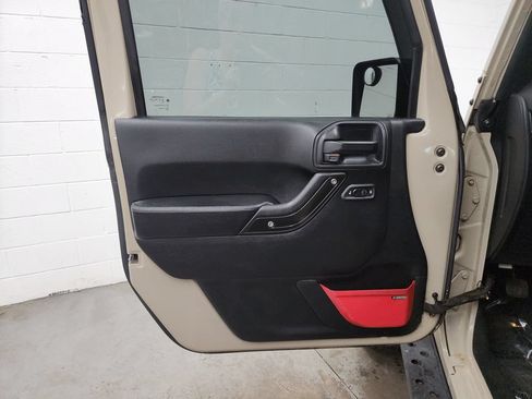 Used 2017 Jeep Wrangler Rubicon AWD/4WD image 9