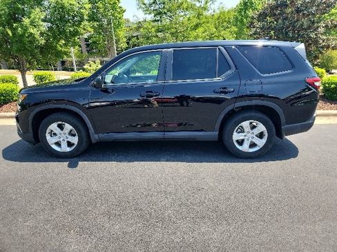 Used 2023 Honda Pilot LX image 2