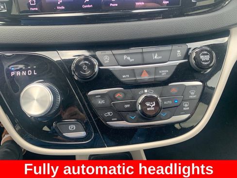 Used 2024 Chrysler Pacifica Touring-L FWD image 12