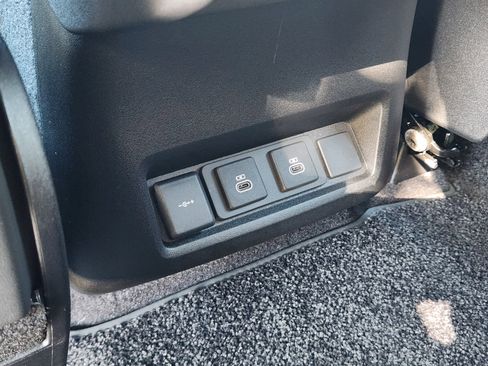 Used 2024 Land Rover Discovery Dynamic SE image 36