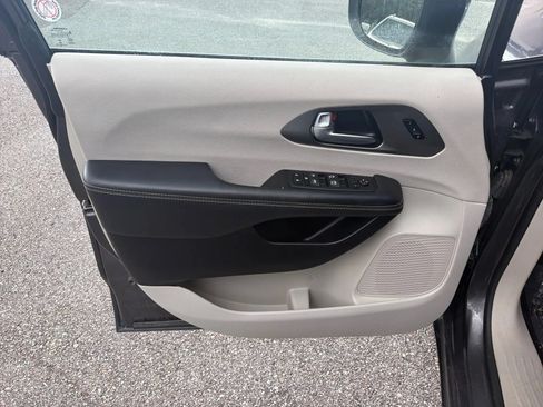 Used 2023 Chrysler Pacifica Touring-L FWD image 14