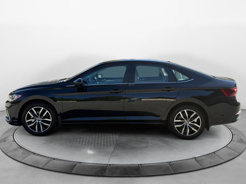 Certified 2026 Volkswagen Jetta SE FWD image 4