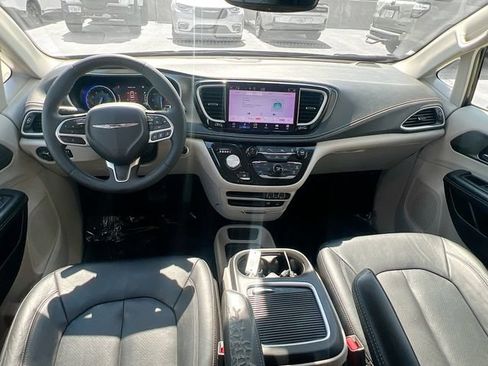 Used 2022 Chrysler Pacifica Touring-L FWD image 28