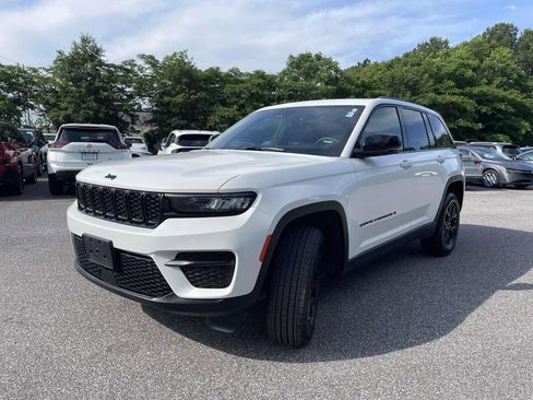 Used 2025 Jeep Grand Cherokee Altitude AWD/4WD image 7