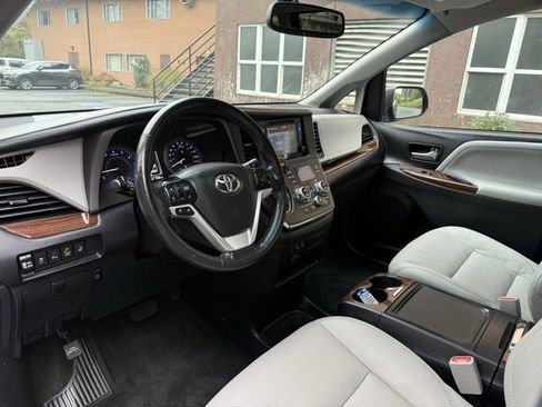 Used 2017 Toyota Sienna Limited image 6