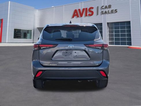 Used 2024 Toyota Highlander LE FWD image 7