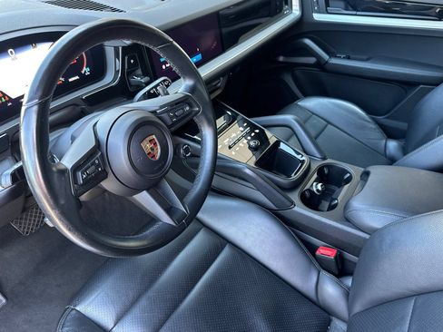 Used 2024 Porsche Cayenne AWD/4WD image 10
