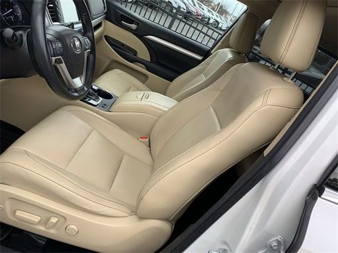 Used 2017 Toyota Highlander XLE image 18