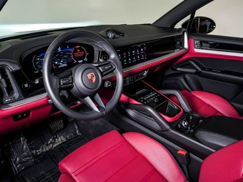 Certified 2025 Porsche Cayenne E-Hybrid AWD/4WD image 4