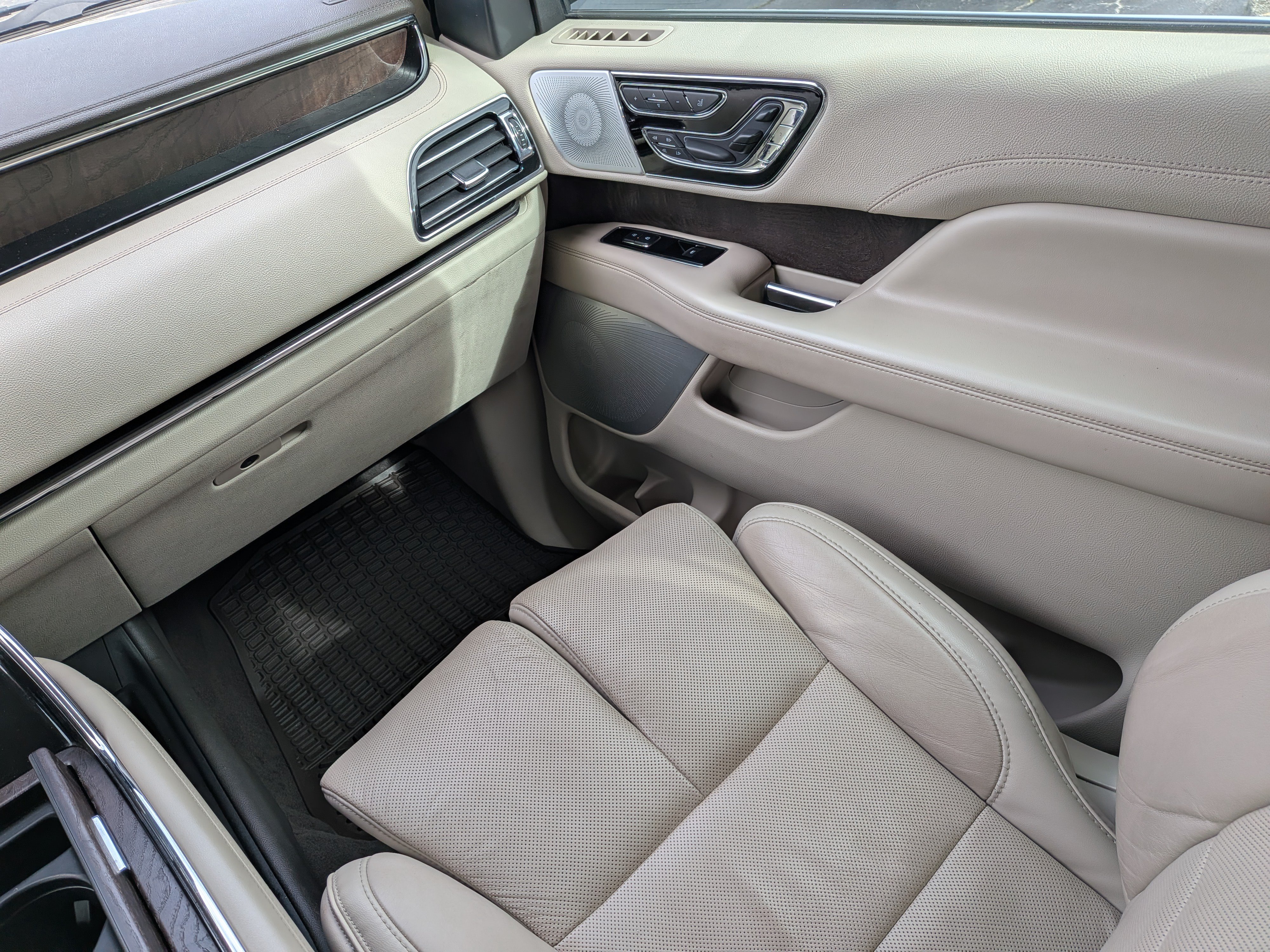 Used 2019 Lincoln Navigator Reserve AWD/4WD image 16