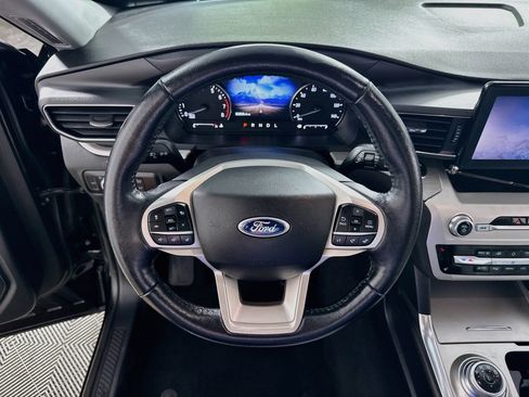 Used 2021 Ford Explorer XLT w/ Equipment Group 202A AWD/4WD image 16