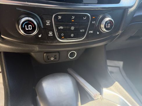 Used 2023 Chevrolet Traverse LT AWD/4WD image 18