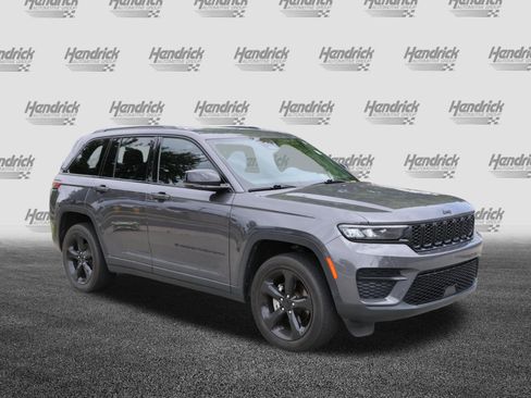 Used 2023 Jeep Grand Cherokee Altitude AWD/4WD image 2