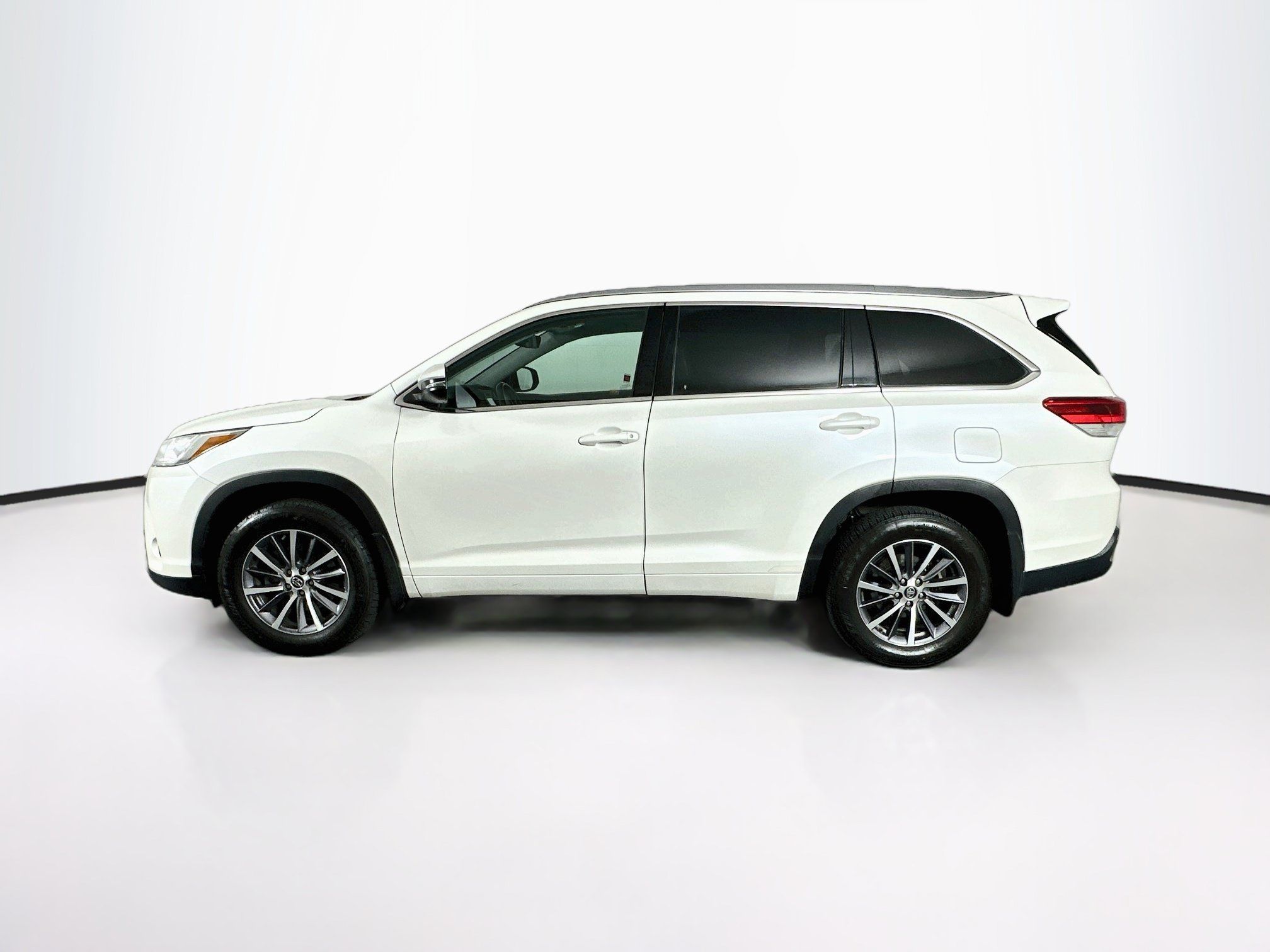 Used 2018 Toyota Highlander XLE AWD/4WD image 4