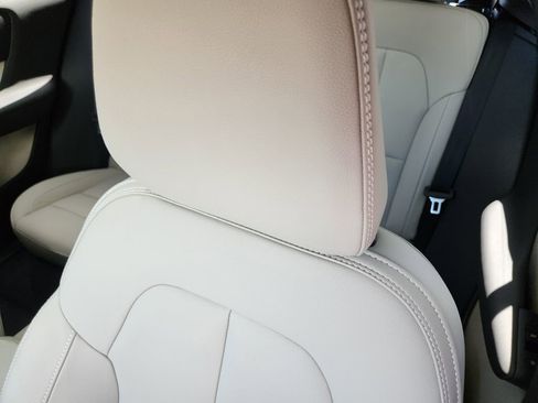 Used 2024 Volvo XC40 B5 Plus w/ Protection Package Premier AWD/4WD image 6