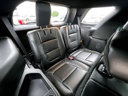 Used 2017 Ford Explorer XLT w/ Equipment Group 202A FWD image 38