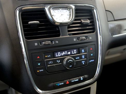 Used 2015 Chrysler Town & Country Touring FWD image 25