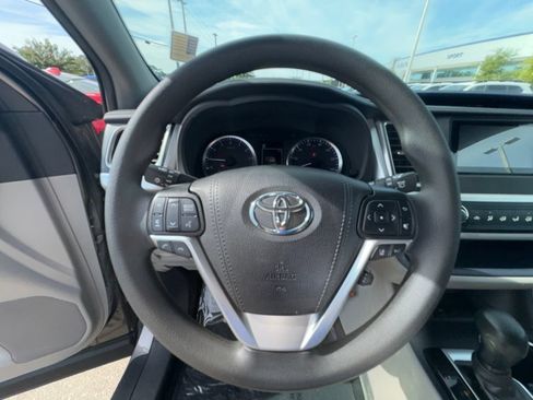 Used 2019 Toyota Highlander LE FWD image 28