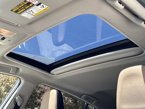 Used 2017 Toyota RAV4 XLE AWD/4WD image 38