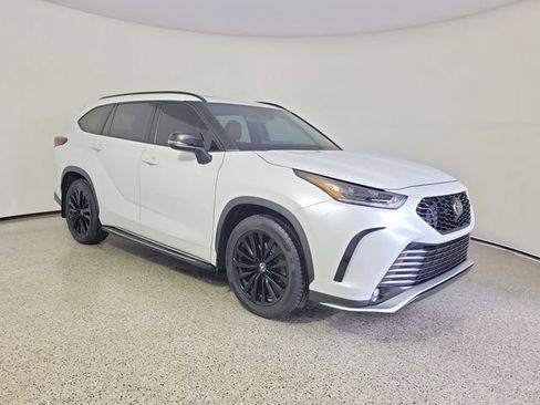 Used 2023 Toyota Highlander XSE FWD image 4