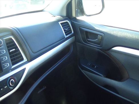 Used 2019 Toyota Highlander LE image 26