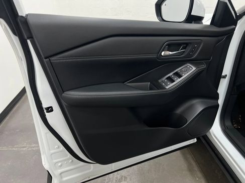 Used 2025 Nissan Rogue SL w/ SL Premium Package FWD image 12