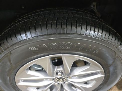 Used 2026 Toyota Sienna LE image 8