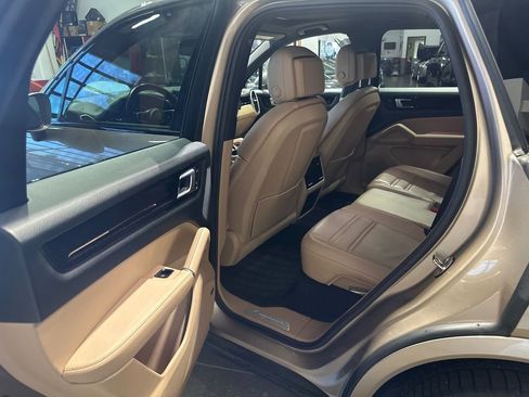 Used 2019 Porsche Cayenne AWD/4WD image 30
