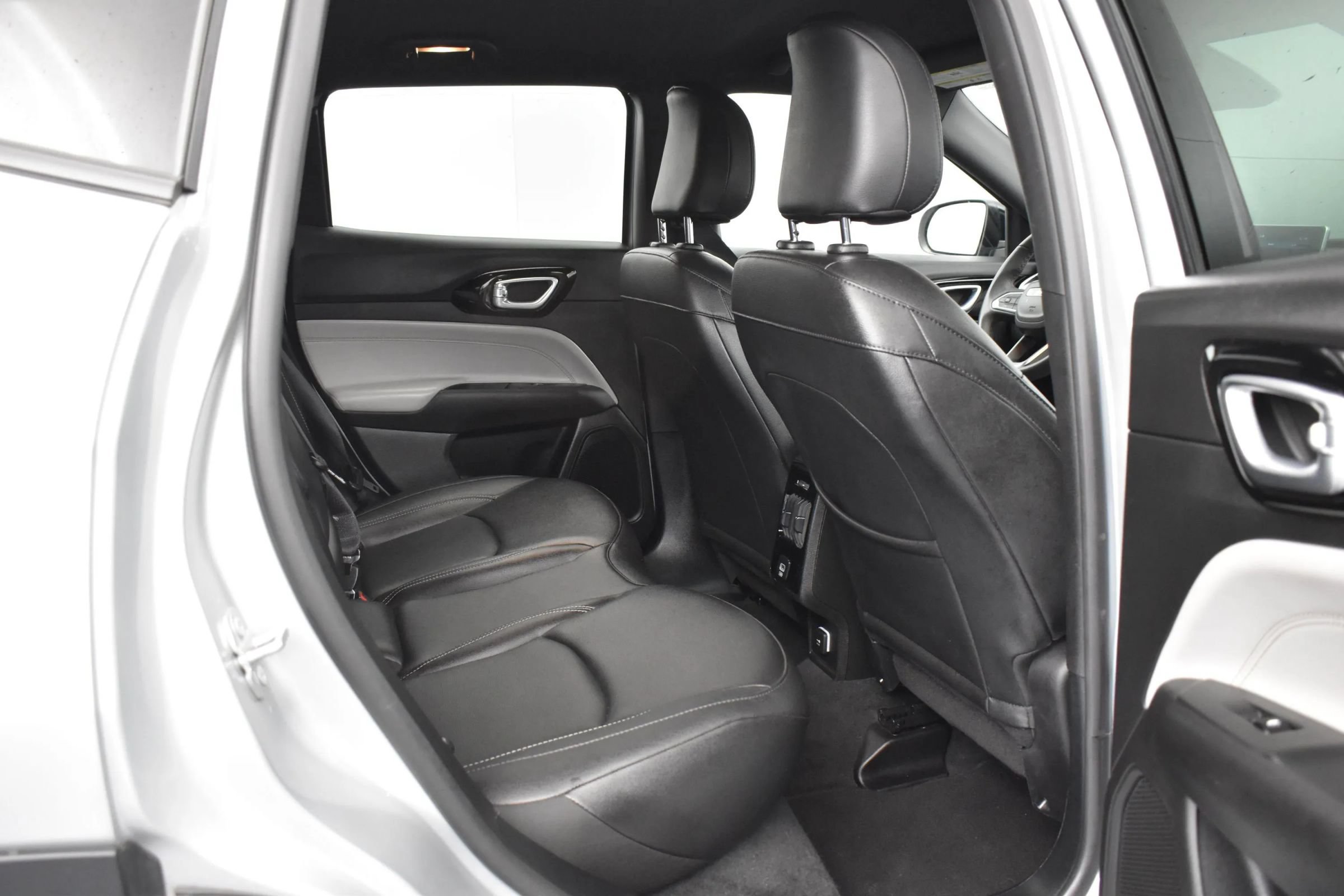 Used 2025 Jeep Compass Limited AWD/4WD image 18