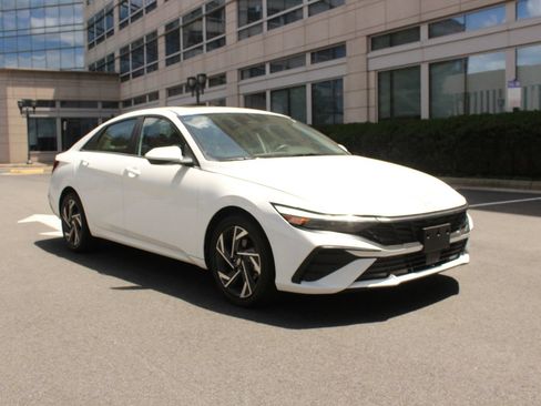 Used 2025 Hyundai Elantra SEL FWD image 1