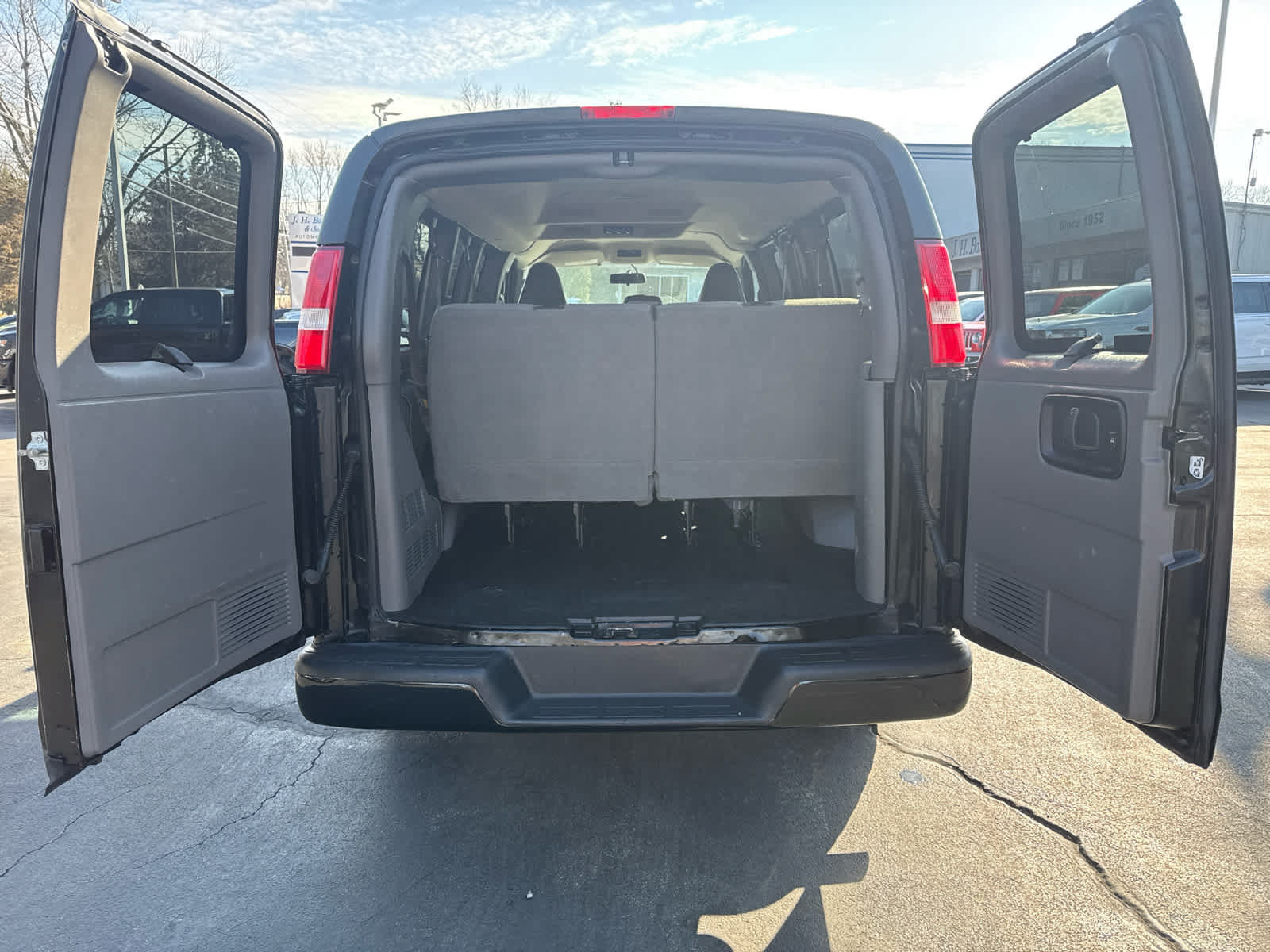 Used 2018 Chevrolet Express 2500 LS w/ Driver Convenience Package RWD image 16