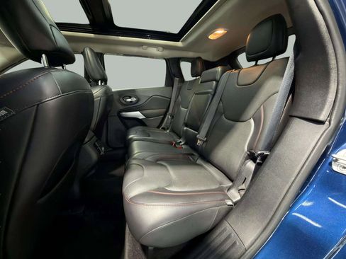 Used 2018 Jeep Cherokee Trailhawk image 15