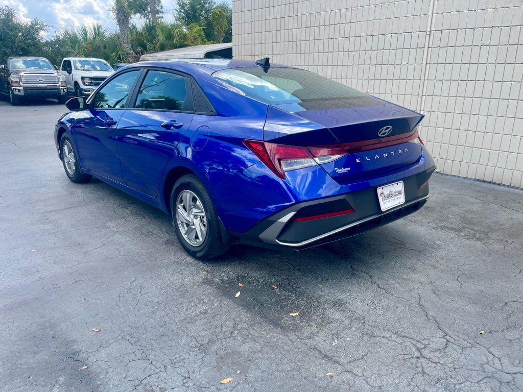 Used 2025 Hyundai Elantra SE FWD image 3