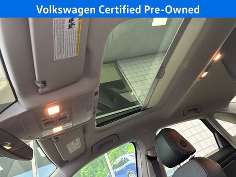 Certified 2025 Volkswagen Jetta SE w/ Sunroof Package image 25