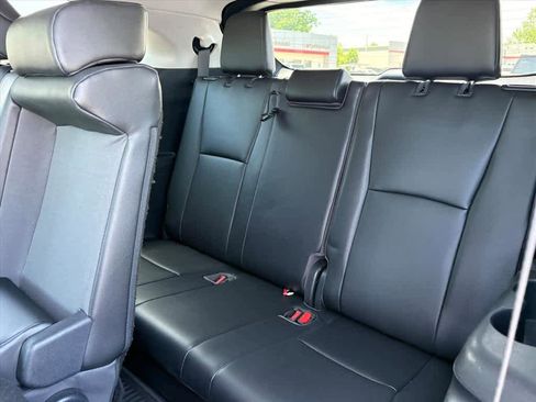 Used 2020 Toyota Highlander XLE AWD/4WD image 11