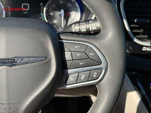 Used 2024 Chrysler Pacifica Touring-L FWD image 26