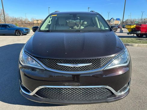 Used 2018 Chrysler Pacifica Touring-L image 8
