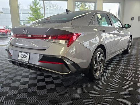 New 2025 Hyundai Elantra Limited image 4
