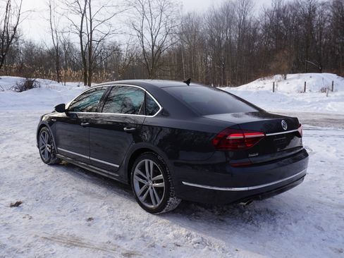 Used 2017 Volkswagen Passat 1.8T R-Line w/ R-Line Lighting Package image 3
