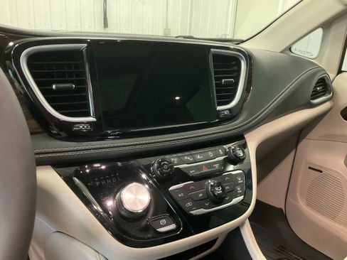 Used 2022 Chrysler Pacifica Limited AWD/4WD image 15