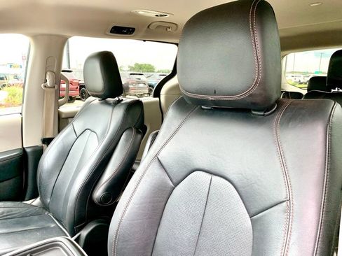 Used 2020 Chrysler Pacifica Touring-L FWD image 12