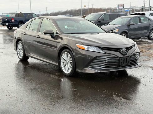 Used 2018 Toyota Camry XLE image 3