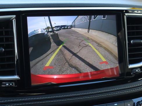 Used 2025 Chrysler Pacifica Limited image 12