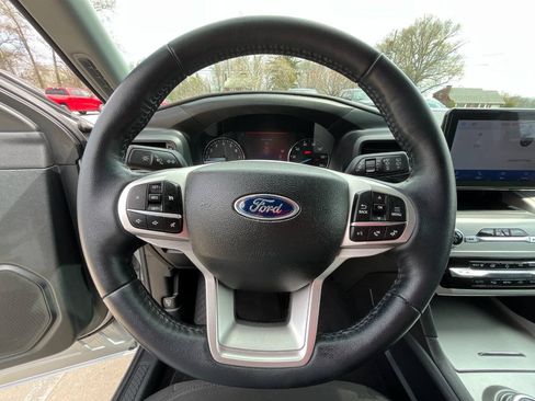 Used 2023 Ford Explorer XLT AWD/4WD image 33