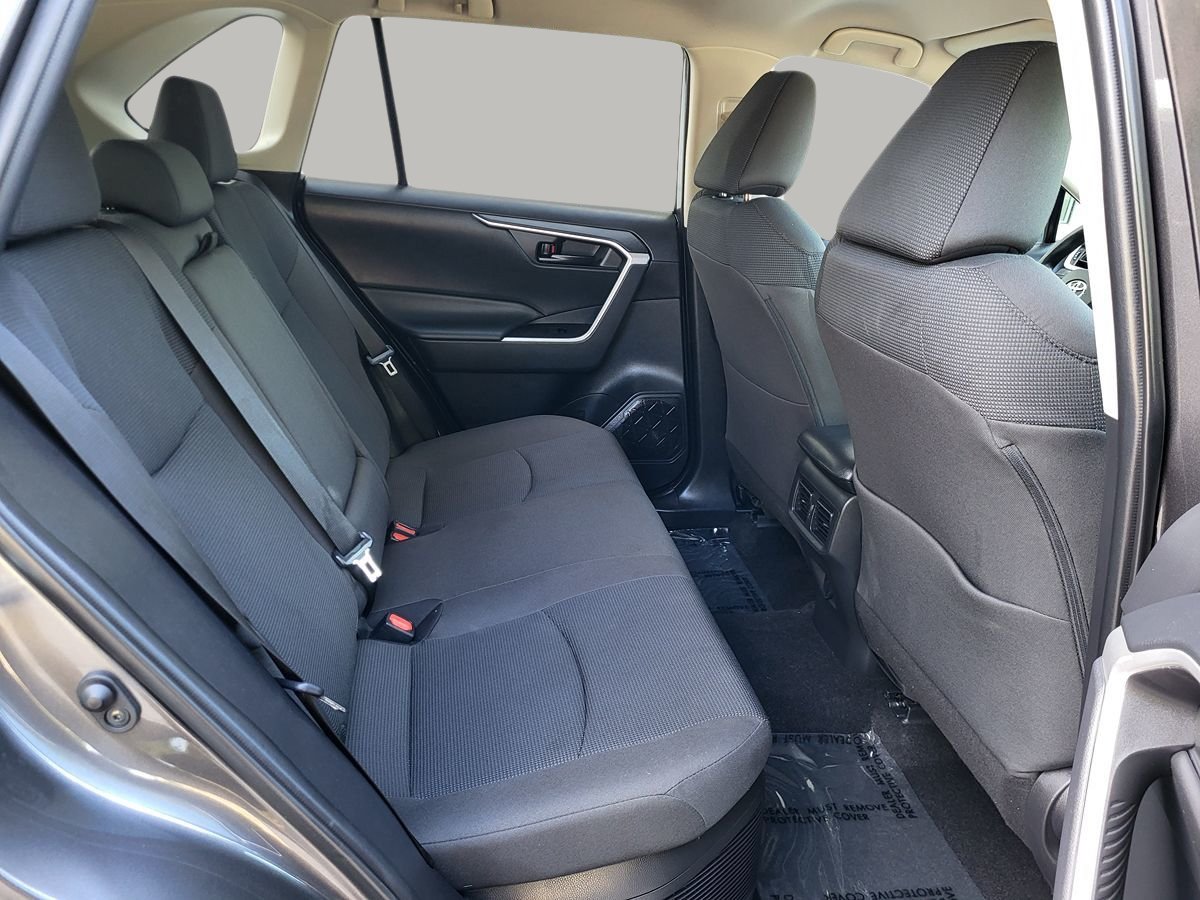 Used 2021 Toyota RAV4 LE AWD/4WD image 18